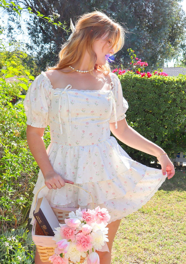 Floral mini dress with lace and ruffles - puff sleeves